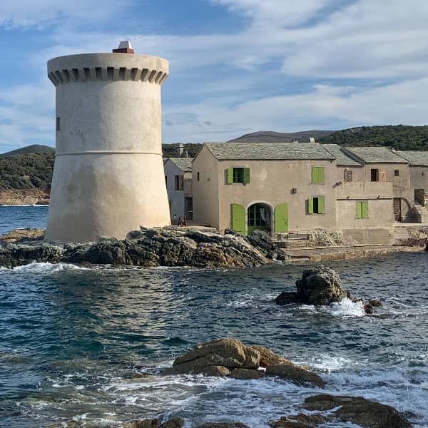 Au pied de la tour
